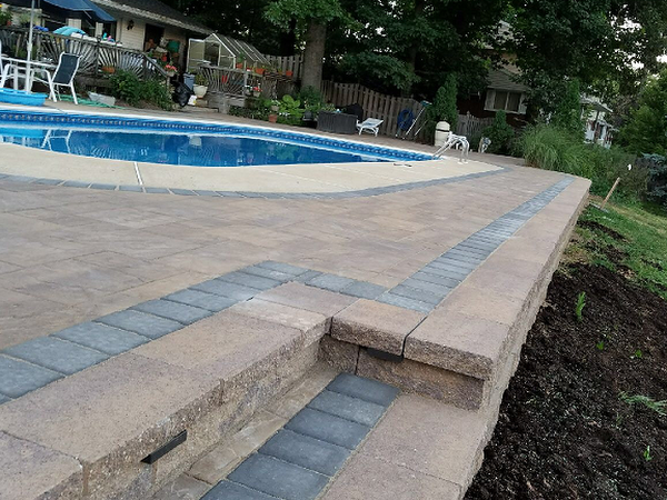 pool step hardscape with mulch