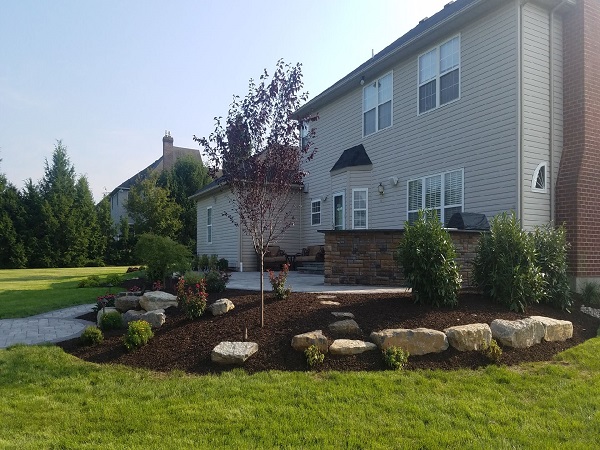 edging design with boulders and mulch