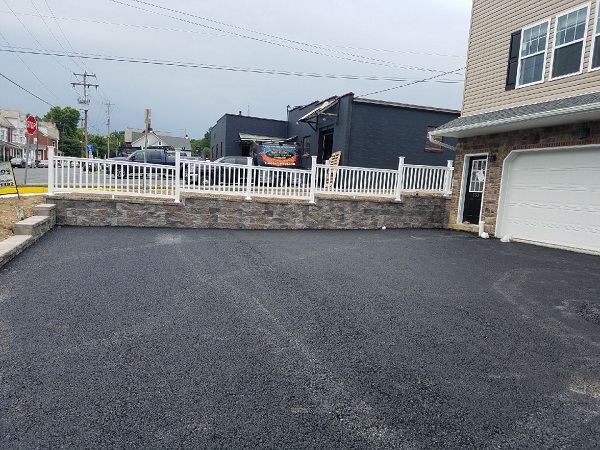 retaining wall along side garage