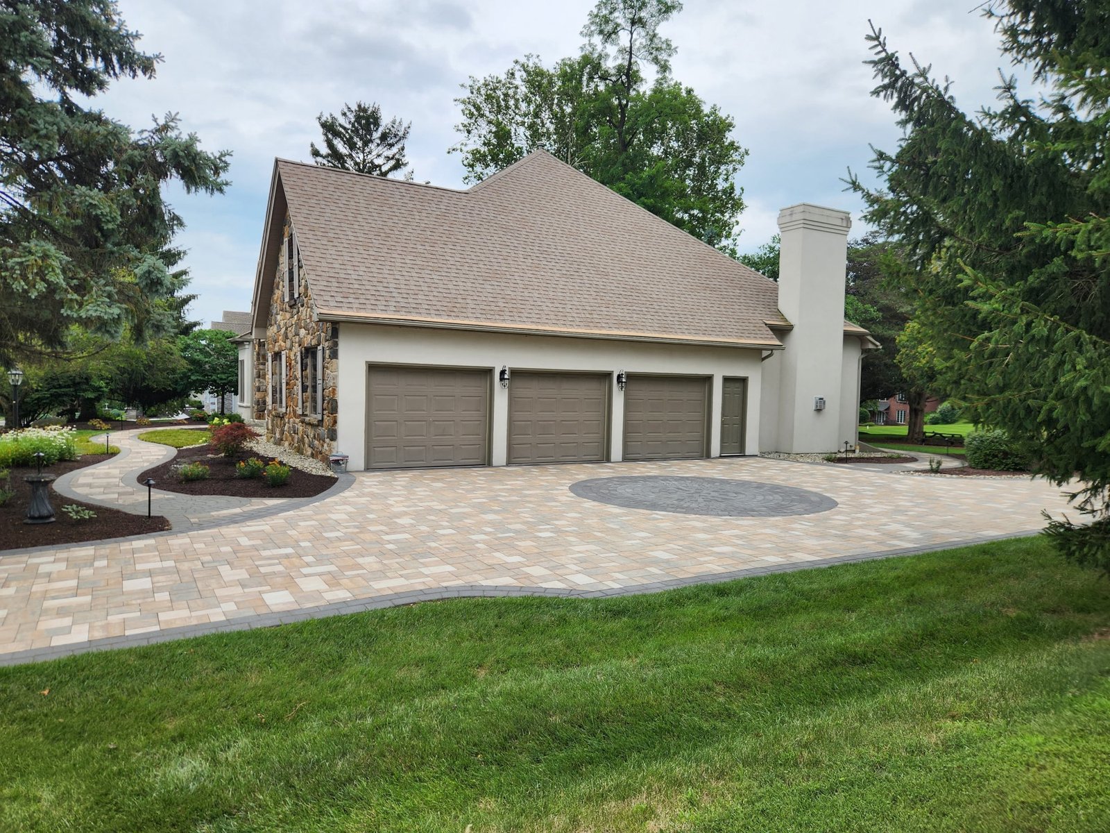 paver driveway with design